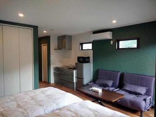 um quarto com uma cama, uma mesa e uma cozinha em MAHALO - Vacation STAY 05513v em Saikai