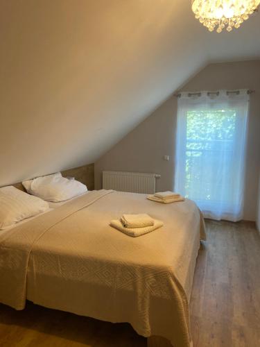 a bedroom with a bed with two towels on it at Gästesuite „Torfstich“ in Markische Heide