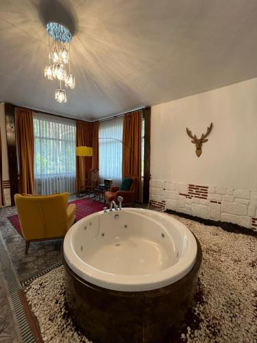 ein großes Bad mit einer großen Badewanne in einem Zimmer in der Unterkunft SÜİT TAŞ EV in Sakarya