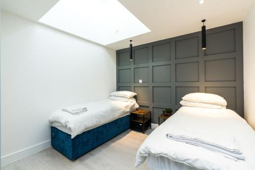 Llit o llits en una habitació de Spacious Modern 2 Bedroom London Flat