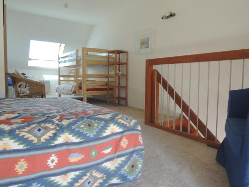 - une chambre avec un lit et un escalier dans l'établissement Joli appartement avec wifi sur le port de Dahouet, à Pléneuf-Val-André