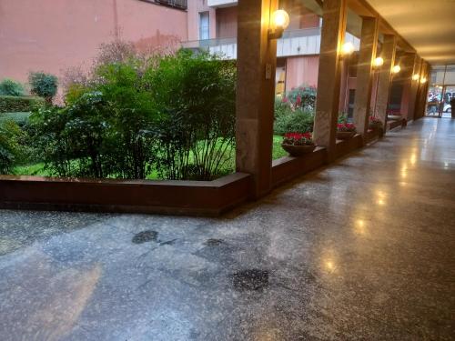 Fotografia z galérie ubytovania The Boheme VINTAGE junior SUITE ---- cozy & quiet & comfortable with private Bathroom & fully equipped kitchenette & cozy balcony - lift to 4th floor - metro' verde -green subway Porta Genova v Miláne