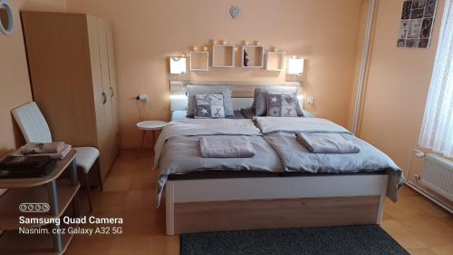 1 dormitorio con 1 cama grande y 2 almohadas en Apartmán 81, en Nová Lesná