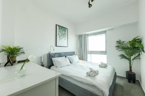Un dormitorio con una cama con dos ositos de peluche. en Beautiful 2br in midtown w sea view, pool and parking by Sea N' Rent, en Tel Aviv