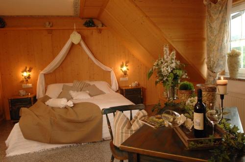 En eller flere senge i et værelse på Landhotel Gutshof Camping Badhütten