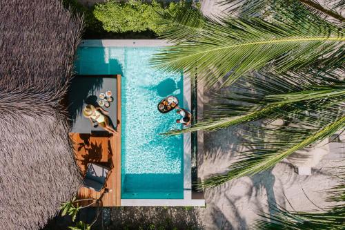 una vista aérea de una piscina con 2 personas nadando en Irene Pool Villa Resort, Koh Lipe, en Ko Lipe