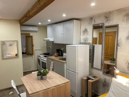 A kitchen or kitchenette at Corfu Old Town’s Cutiest Place