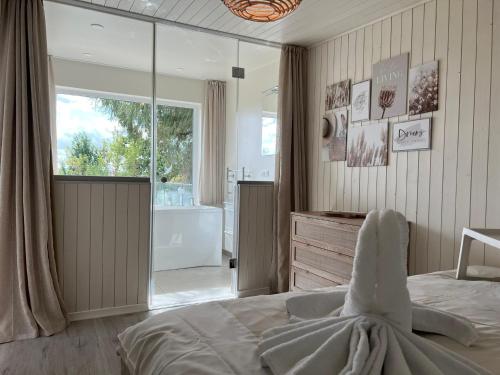 een slaapkamer met een bed, een bad en een raam bij Ferienhaus am See in Parey