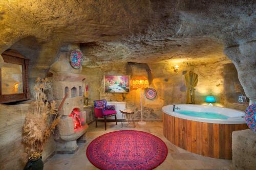 a bathroom with a bath tub in a cave at Cappadocia Splendid Cave Hotel in Ortahisar