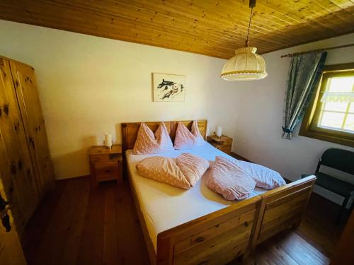 una camera da letto con un letto con cuscini sopra di Haus Stabentheiner a Birnbaum