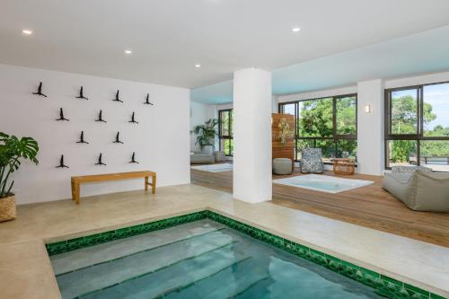 uma sala de estar com piscina no meio de uma casa em San Lameer Villa 3706 - 4 Bedroom Superior - 8 pax - San Lameer Rental Agency em Southbroom