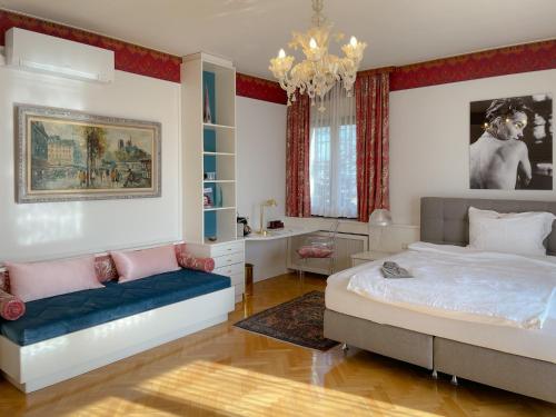 sypialnia z łóżkiem, biurkiem i żyrandolem w obiekcie Landhaus zu Kürenberg w mieście Bergham