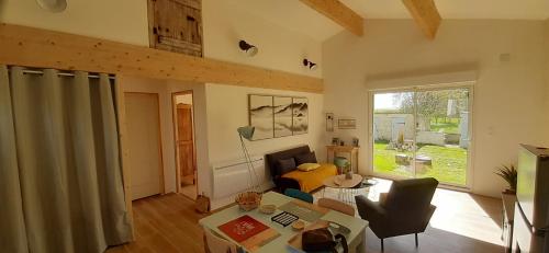 un salon avec un canapé et une table dans l'établissement le clos des chevaliers, à Pons