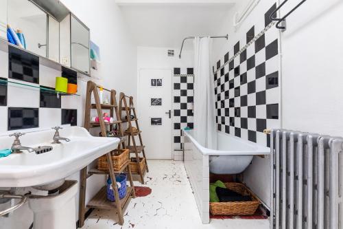 ein Badezimmer mit einem Waschbecken und einer Badewanne in der Unterkunft Borsalino in Marseille