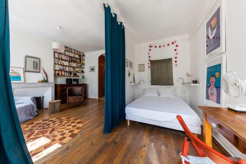 1 dormitorio con 1 cama y chimenea en una habitación en Borsalino, en Marsella
