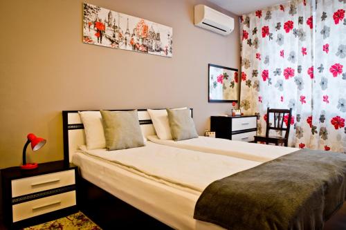 1 dormitorio con 1 cama grande en una habitación en Sunflower Apartment City Center en Plovdiv