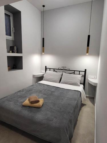 una camera da letto con un letto e un asciugamano sopra di Evangelia's Cozy House a Ermoupoli
