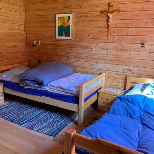 1 Schlafzimmer mit 2 Betten in einem Blockhaus in der Unterkunft Ferienhaus Summerer in Grafenau