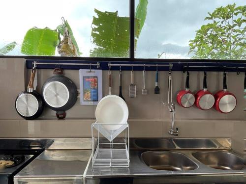 Nhà bếp/bếp nhỏ tại Hidden Hill Villa Kota Bunga by Citrus House