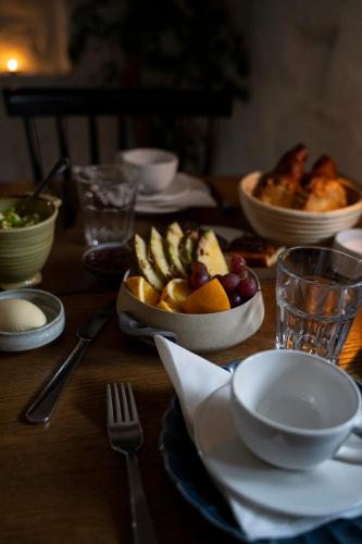 een houten tafel met daarop borden en kommen met eten bij Hotel Nestor & Restaurant Back Pocket in Korppoo