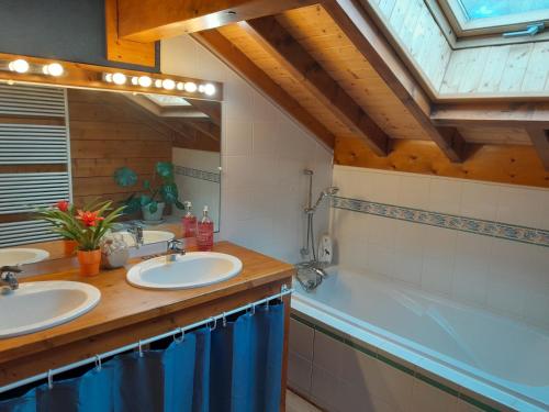Saint-Martin-de-la-Porte的住宿－班納巴斯住宿加早餐旅館，浴室配有两个盥洗盆和浴缸。