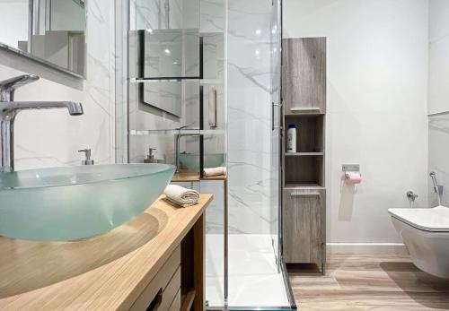 bagno con lavabo verde e doccia di Le Mimont - Hyper Centre - Lumineux - Spacieux a Cannes