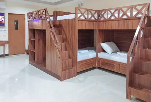 Двухъярусная кровать или двухъярусные кровати в номере RedDoorz @ Sundance Mountain Resort Tampilisan
