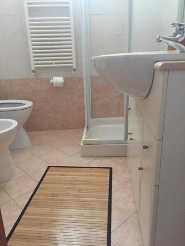 卡斯特拉納格羅泰的住宿－Gasphouse，带淋浴、盥洗盆和卫生间的浴室