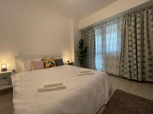 En eller flere senge i et værelse på Luxury Apartment