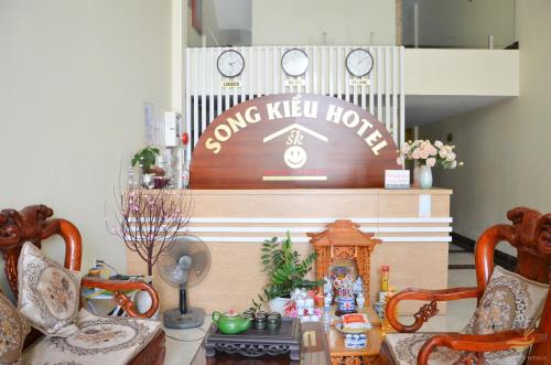 un tavolo con due sedie e un cartello che legge il canto dei kelvinlords di Song Kieu Hotel a Ha Long