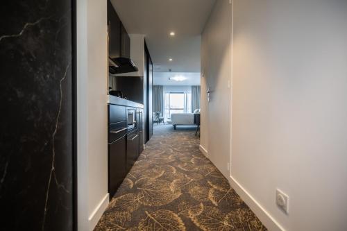 a hallway with a kitchen and a living room at Le Barracuda & Spa, Centre Port, pieds dans l'eau, vue mer in Brest