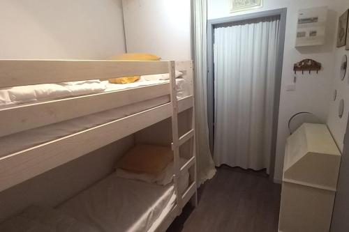 Cette chambre comprend des lits superposés. dans l'établissement Studio en altitude avec terrasse proche Gerardmer, à Xonrupt-Longemer