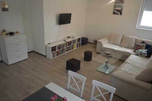 ein Wohnzimmer mit einem Sofa und einem Tisch in der Unterkunft Hercegovina Rent in Ljubuški