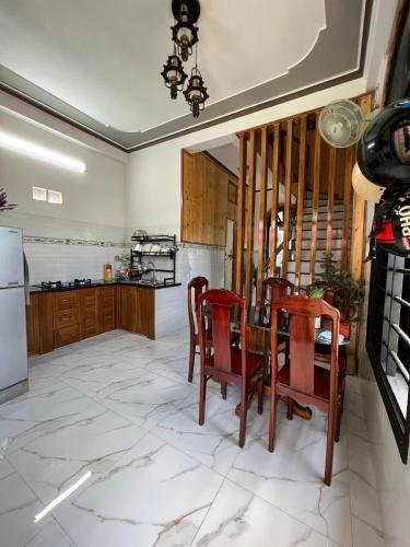 Η κουζίνα ή μικρή κουζίνα στο Homestay Phúc Lâm