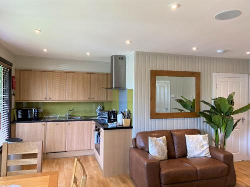 Kuchyň nebo kuchyňský kout v ubytování Birch Lodge 18 with Hot Tub