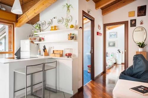 cocina y sala de estar con encimeras blancas en Le Domus Milano_Attic with terrace en Milán