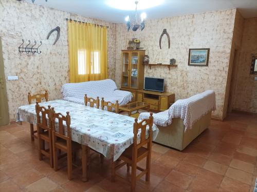 - un salon avec une table et un canapé dans l'établissement Casas Rurales Ivan El Penas, à Benizar