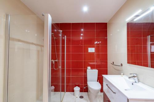 y baño con ducha, aseo y lavamanos. en Apartamentos Vale de Carros by Umbral, en Albufeira