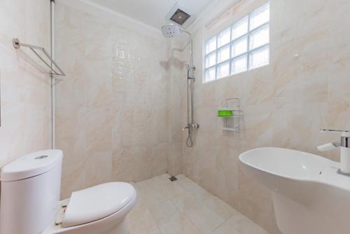 Ένα μπάνιο στο Urbanview Hotel Villa Surya Bandung