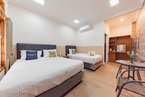 Ένα ή περισσότερα κρεβάτια σε δωμάτιο στο Urbanview Hotel Villa Surya Bandung