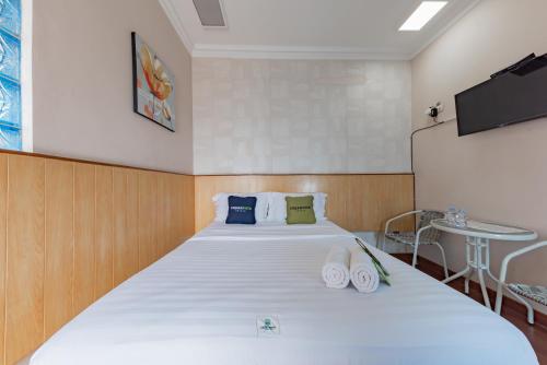 Ένα ή περισσότερα κρεβάτια σε δωμάτιο στο Urbanview Hotel Villa Surya Bandung