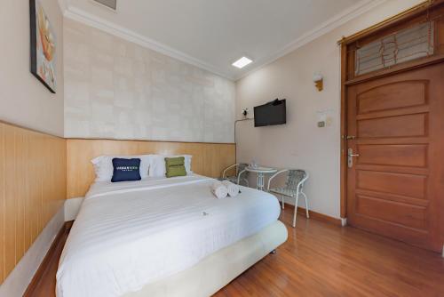 Ένα ή περισσότερα κρεβάτια σε δωμάτιο στο Urbanview Hotel Villa Surya Bandung