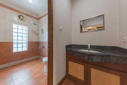 Ένα μπάνιο στο Urbanview Hotel Villa Surya Bandung