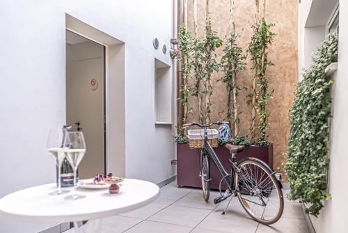 uma bicicleta estacionada ao lado de uma mesa num quarto em LEONI DI COLLALTO PALACE em Treviso