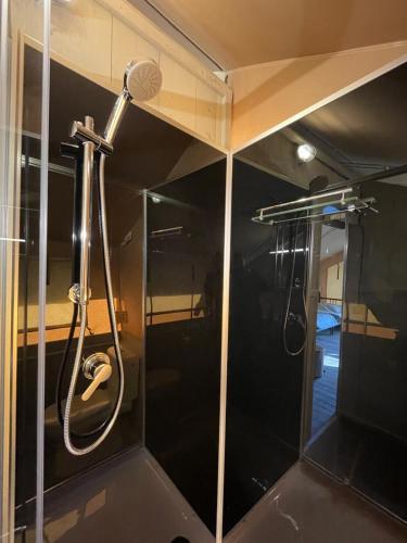 Vannituba majutusasutuses Luxe safaritenten Petit013 - nieuw