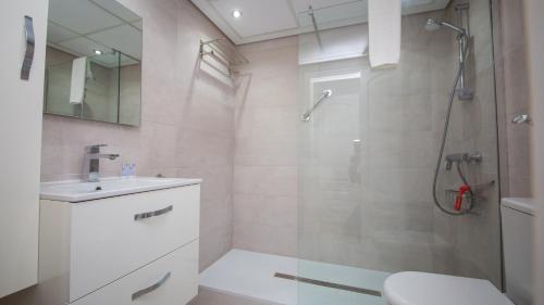 A bathroom at Marina Duquesa 951