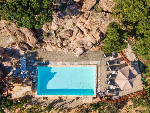 uma vista sobre uma piscina numa praia em Villa Esmeralda - Free Wifi - with swimming pool em Costa Paradiso