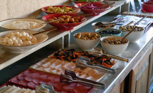ギョレメにあるHeybe Hotel & Spaのテーブルの上に様々な種類の料理を取り揃えたビュッフェ