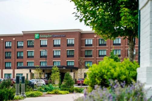 an exterior view of a red brick building at Holiday Inn Express & Suites Franklin - Berry Farms, an IHG Hotel in Franklin