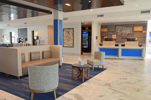 een lobby van een ziekenhuis met stoelen en een tafel bij Holiday Inn Express & Suites Franklin - Berry Farms, an IHG Hotel in Franklin